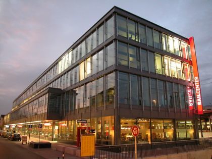 Railcenter - Süd-Ostfassade by Night