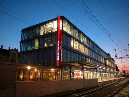 Railcenter bei Nacht